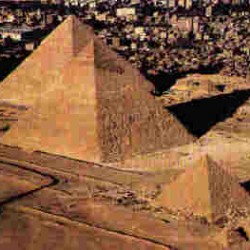 Le piramidi di Giza fra archeologia e astronomia. Intervista al Prof. Giulio Magli